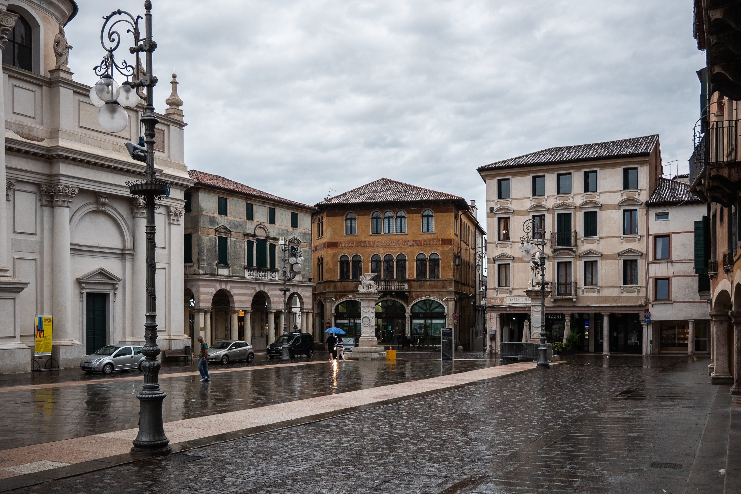 Die regennasse Piazza Libertà in Bassano mit dem Markuslöwen